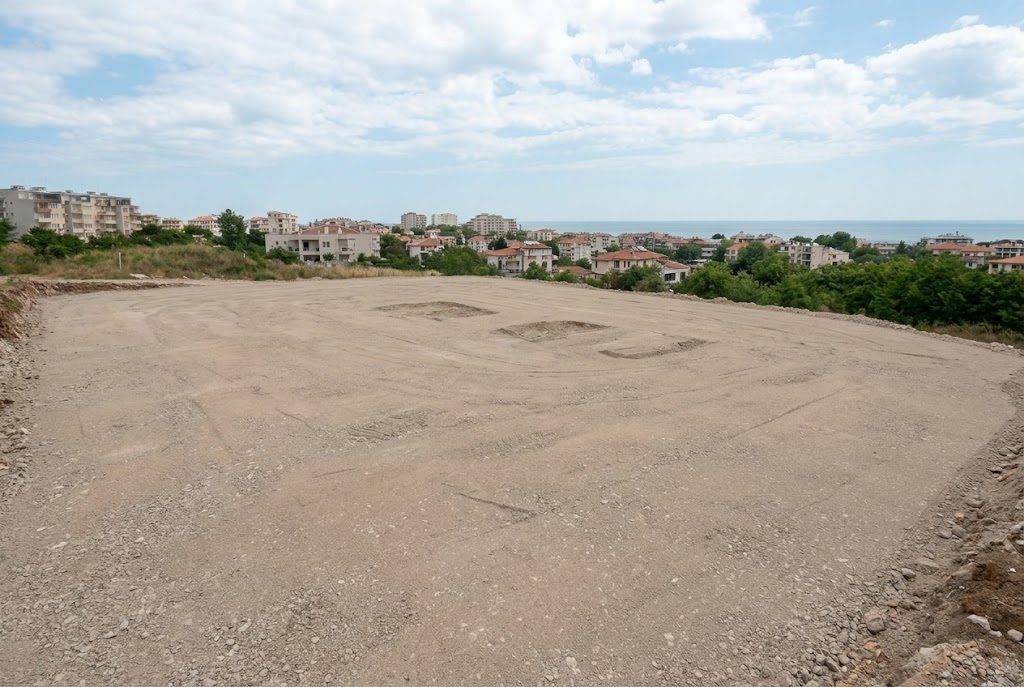 Разчистен парцел след събаряне